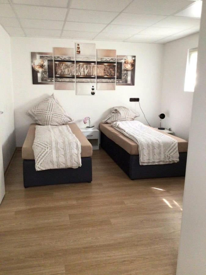 Apartments Rhona III Und IV Neunkirchen City ภายนอก รูปภาพ